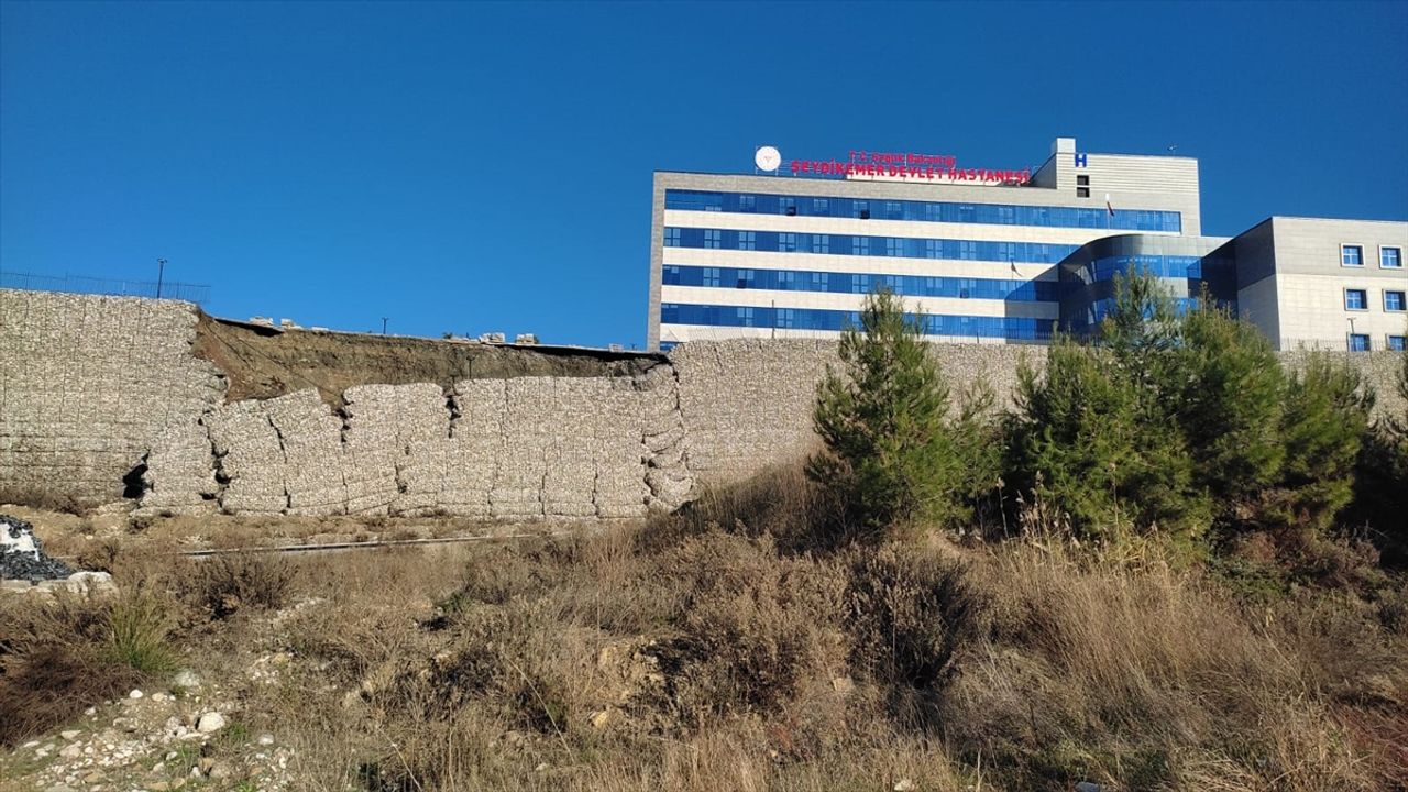 Devlet Hastanesi'nin istinat duvarı yıkıldı