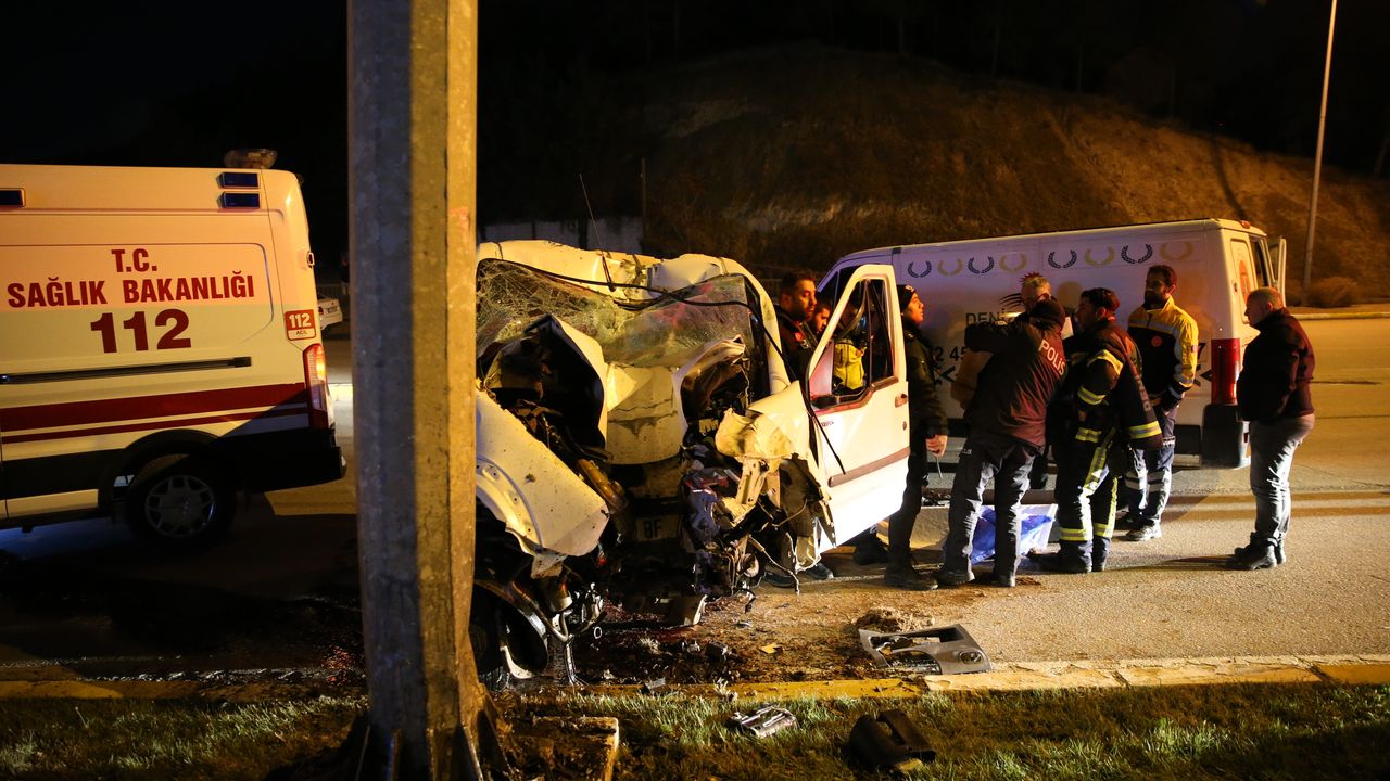 Refüje çarpan kamyonetin sürücüsü öldü