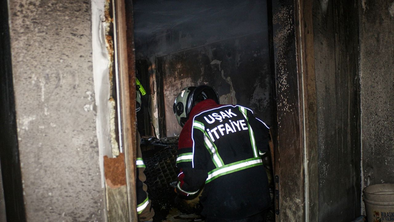 Uşak'ta evinde çıkan yangında 1 kişi dumandan etkinlendi