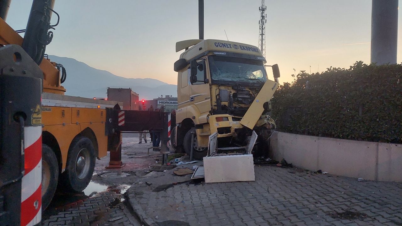 Tır ve kamyonetin çarpıştığı kazada 1 kişi öldü