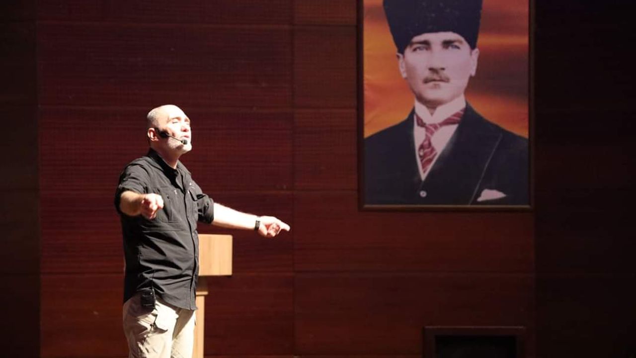 Ahmet Sula'nın "İnsana Yolculuk" Söyleşişi Uşak AKM'de gerçekleşti