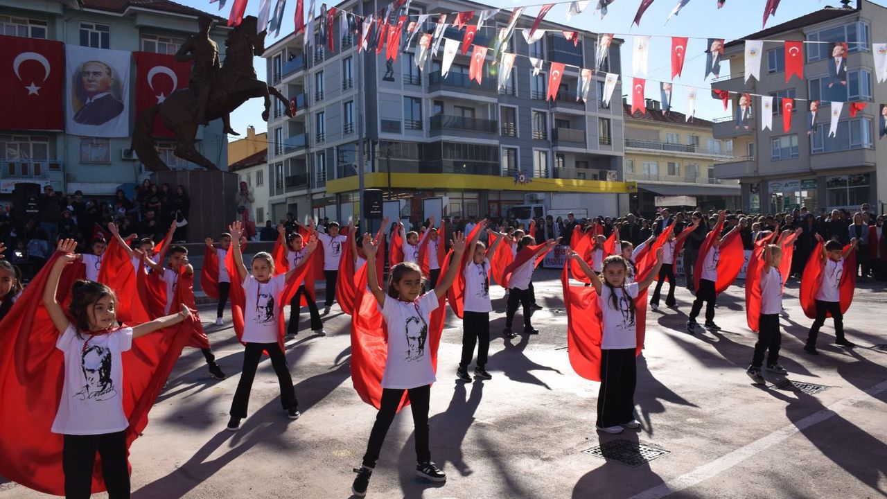 Uşak'ın Sivaslı sakinleri, Cumhuriyet'in 102'inci yılını Atatürk Meydanı'nda kutlandı
