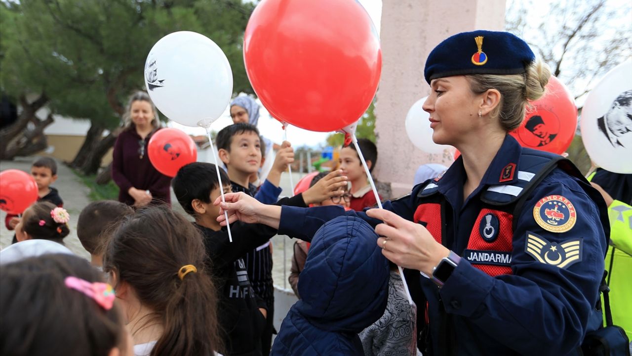 Manisa'da jandarma, çocuklara Cumhuriyet Bayramı sürprizi yaptı
