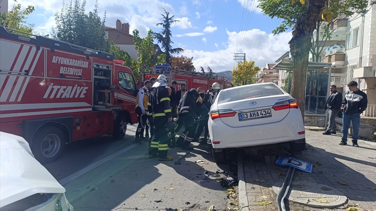 Afyonkarahisar'da iki otomobil çarpıştı, 7 yaralı!