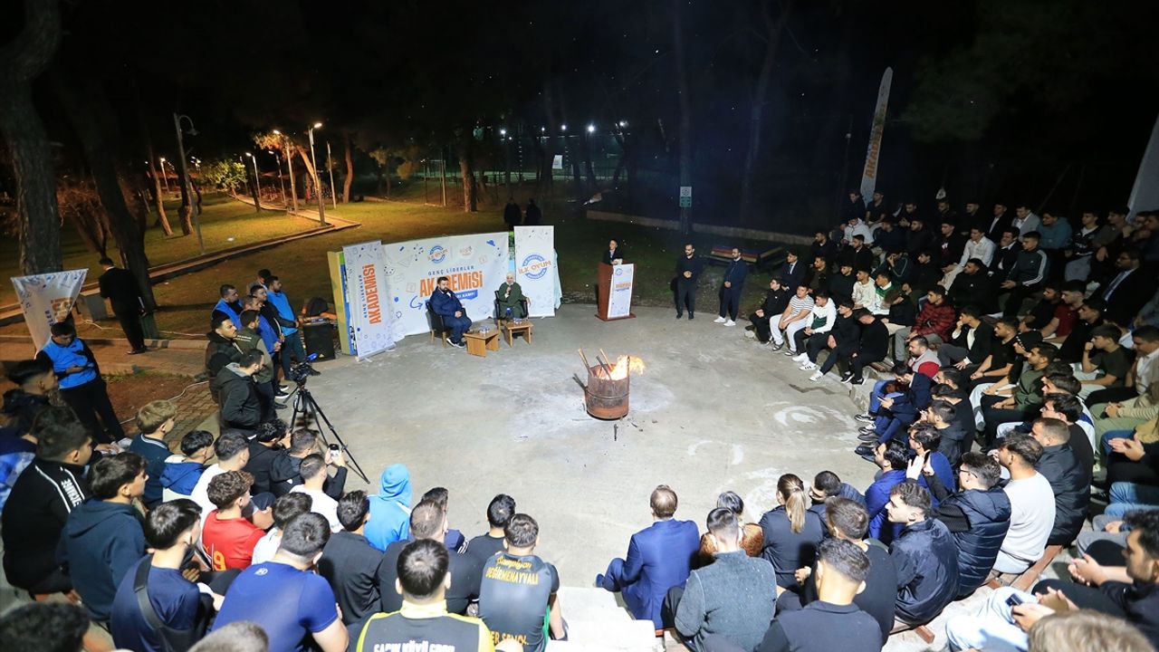 AK Parti Genel Başkan Yardımcısı Kaya, Manisa'da gençlerle buluştu