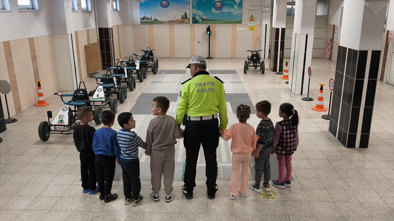 Kütahya'da öğrencilere aileleriyle trafik eğitimi verildi