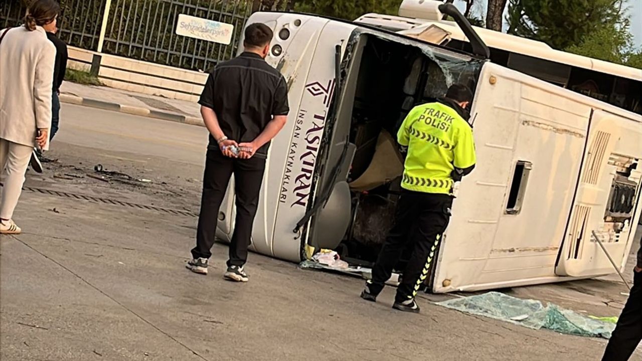 Manisa'da midibüsün karıştığı kazada 16 işçi yaralandı