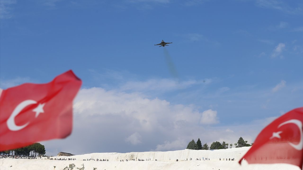 SOLOTÜRK'ten Pamukkale'de gösteri uçuşu