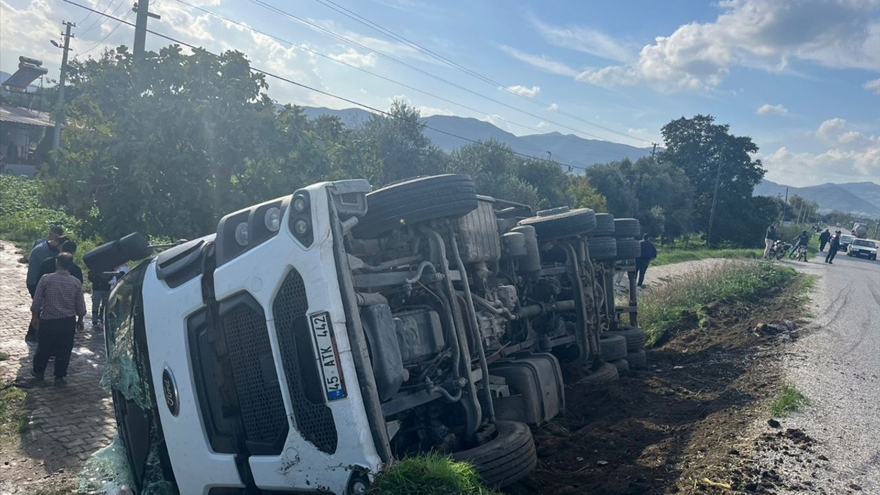 İzmir'de kamyon devrildi, sürücü yaralandı!