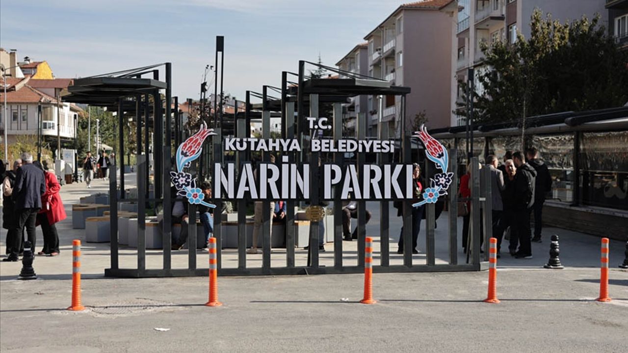 Kütahya’da üniversite öğrencileri parkın saksılarını süsledi
