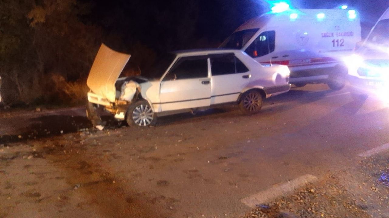 Afyonkarahisar'da iki otomobil çarpıştı, 4 yaralı!