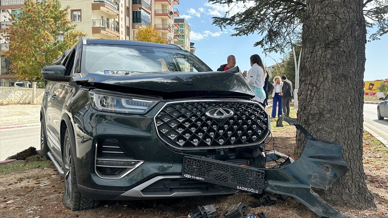 Uşak Sivaslı yolunda kontrolü kaybeden cipin sürücüsü refüjdeki ağaca çarptı