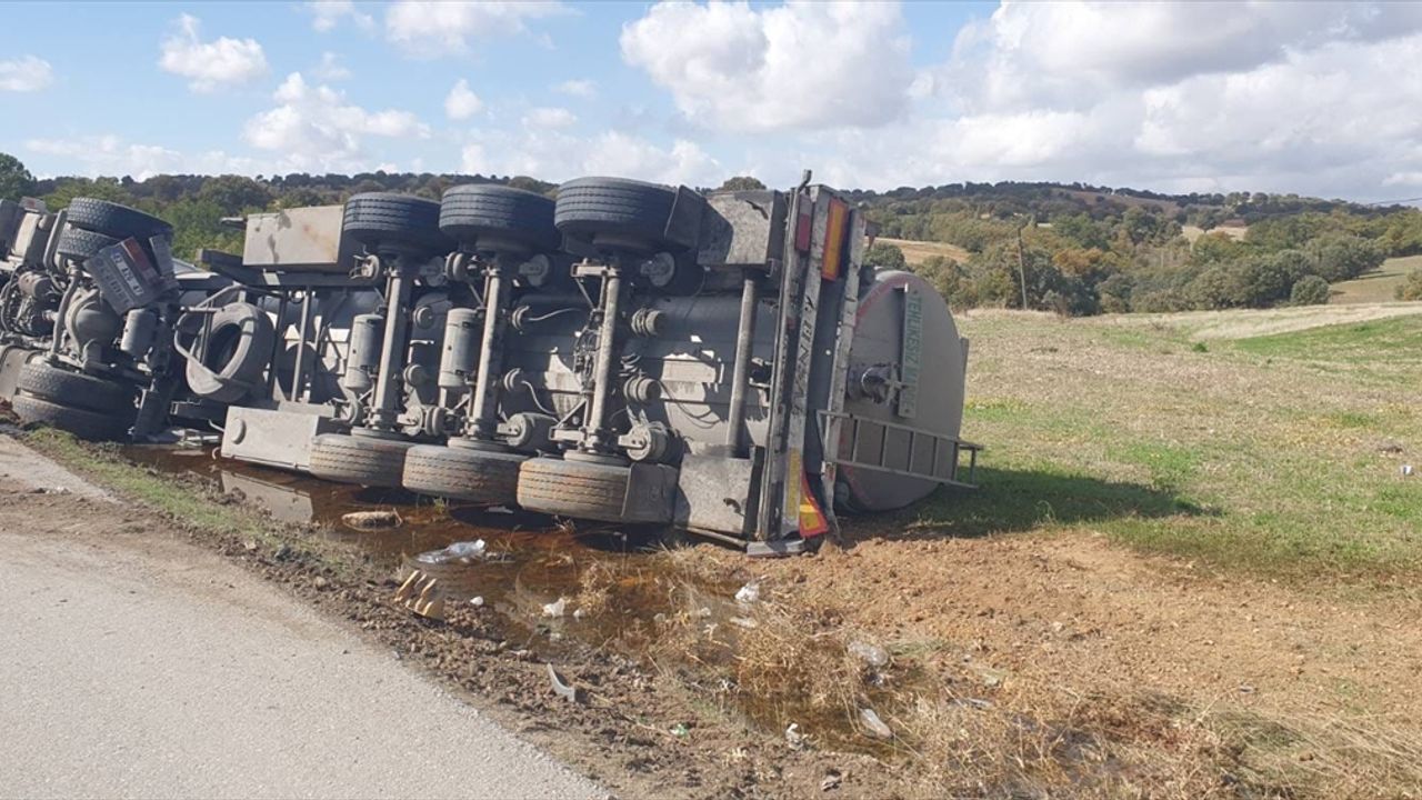 Uşak Banaz'da devrilen tırın sürücüsü, hastaneye kaldırıldı