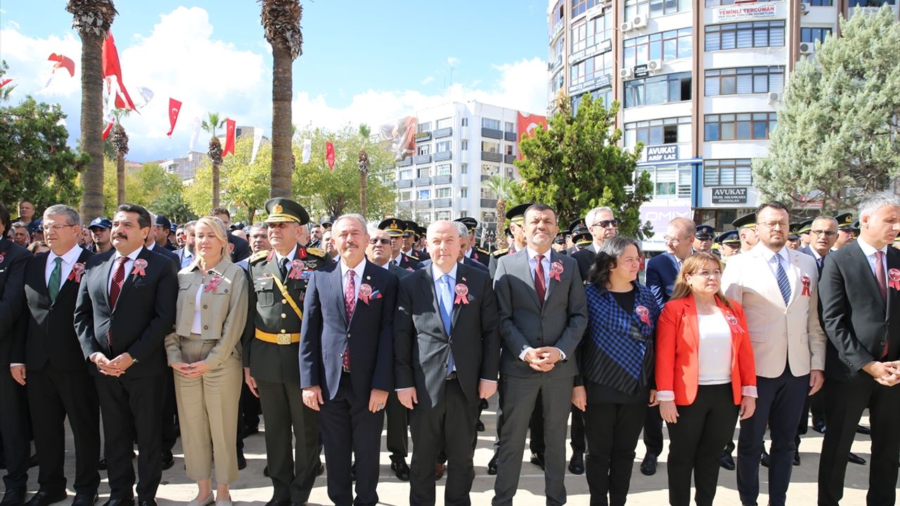 Denizli'de Cumhuriyet'in 102. yılı  için çelenk sunuldu