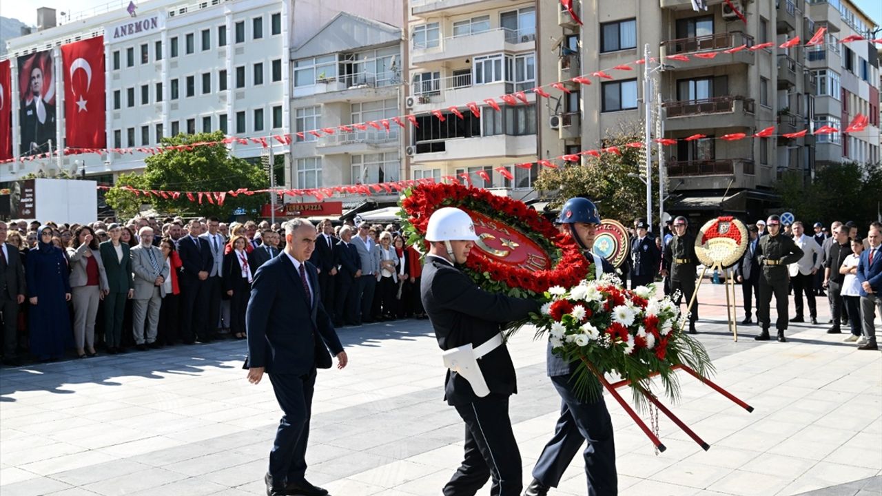 Manisa'da Cumhuriyet'in 102. yılı için çelenk sunuldu