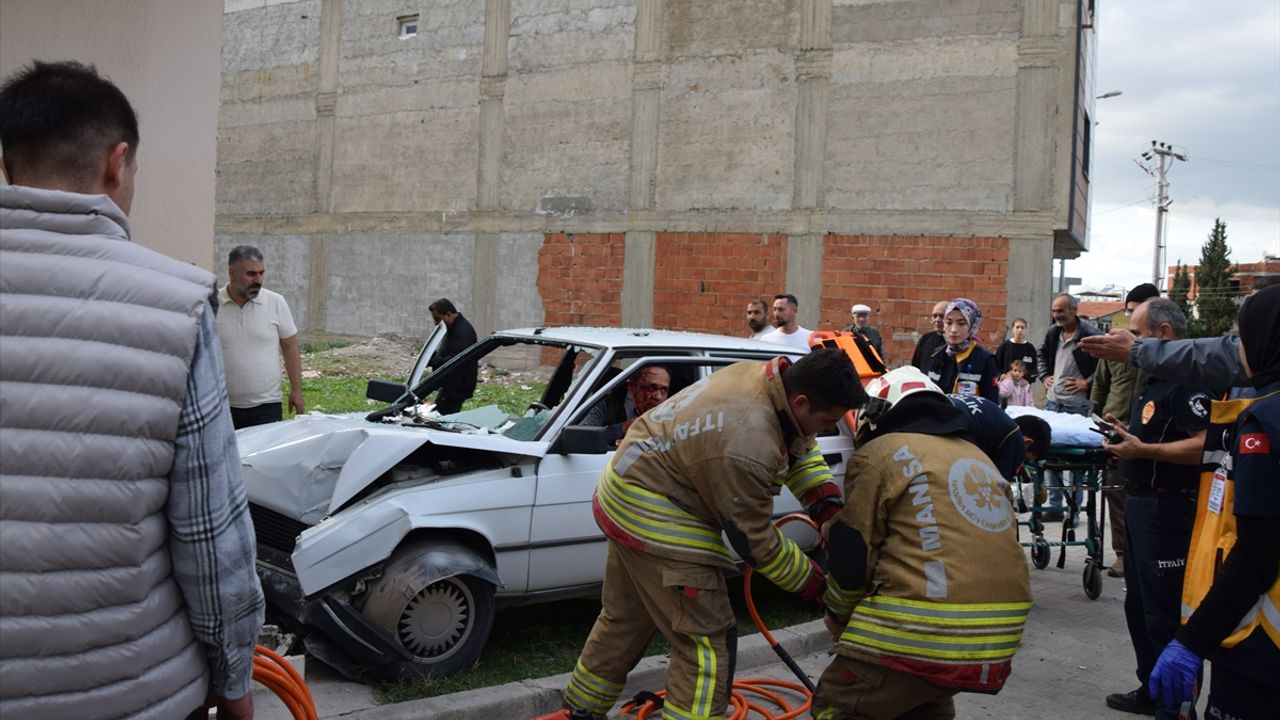 Manisa'da otomobil eve çarptı, 2 yaralı!