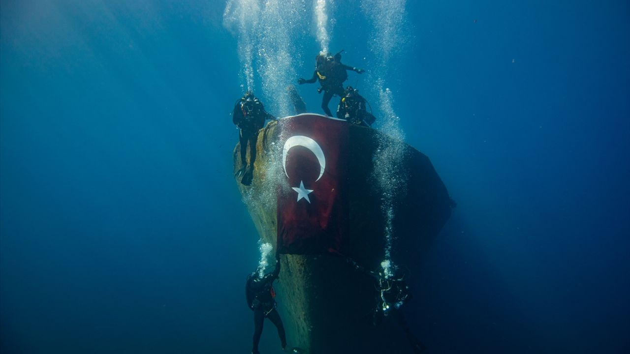 İzmir'de Cumhuriyet Bayramı için deniz polisleri su altında bayrak açtı