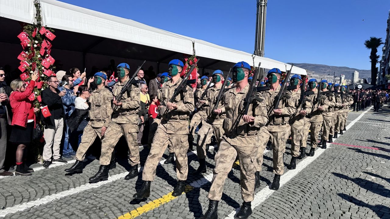 İzmir'de Cumhuriyet'in 102. yıl dönümü kutlandı