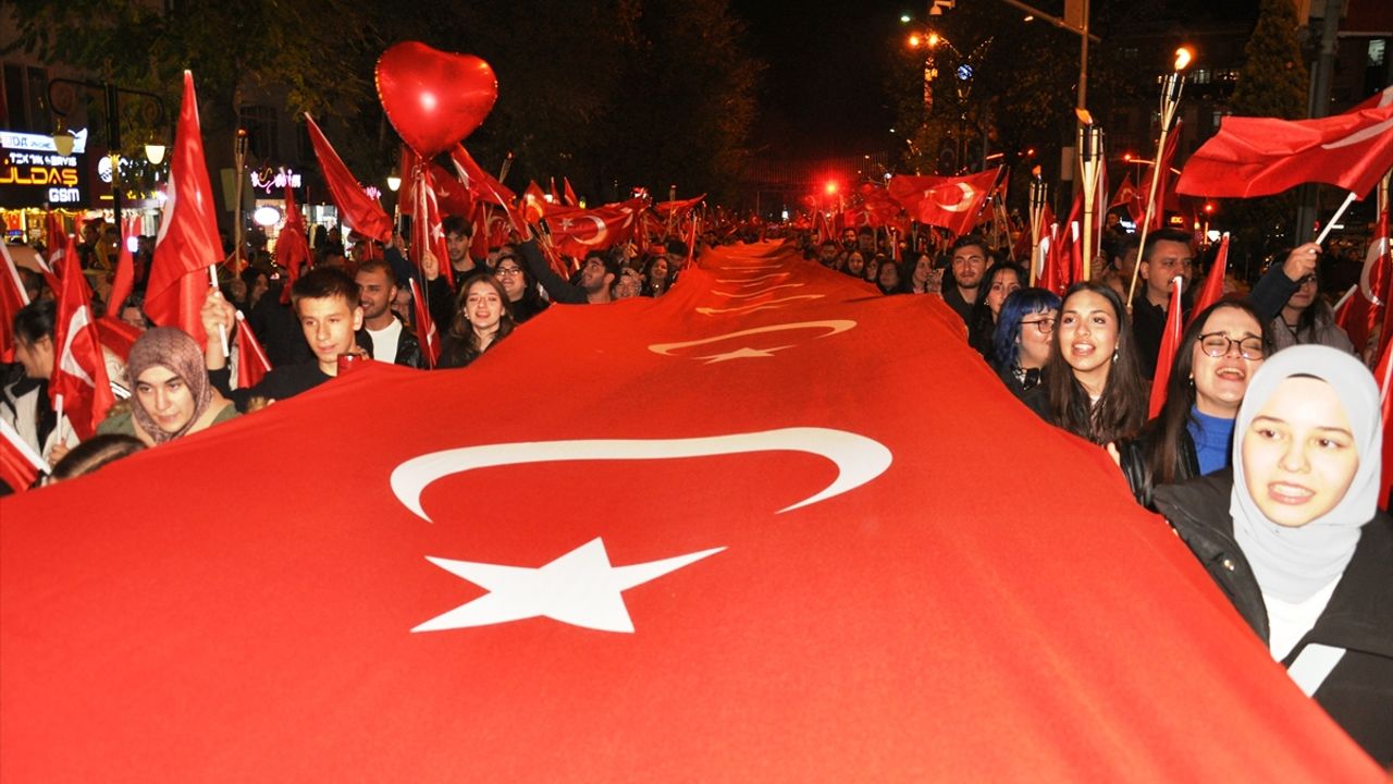 Kütahya'da Cumhuriyet'in 102. yılında fener alayı düzenlendi