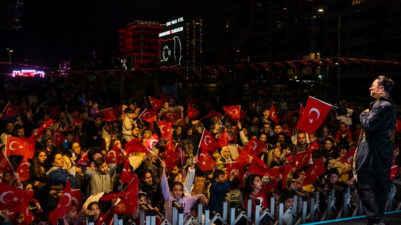 İzmir Kültür Yolu Festivali'nde Cumhuriyet Bayramı coşkuyla kutlandı