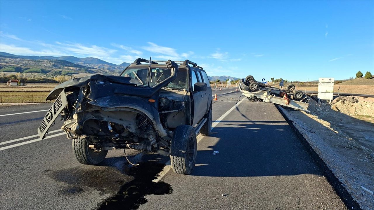 Kütahya'da cip ile kamyonet çarpıştı; 4 yaralı!