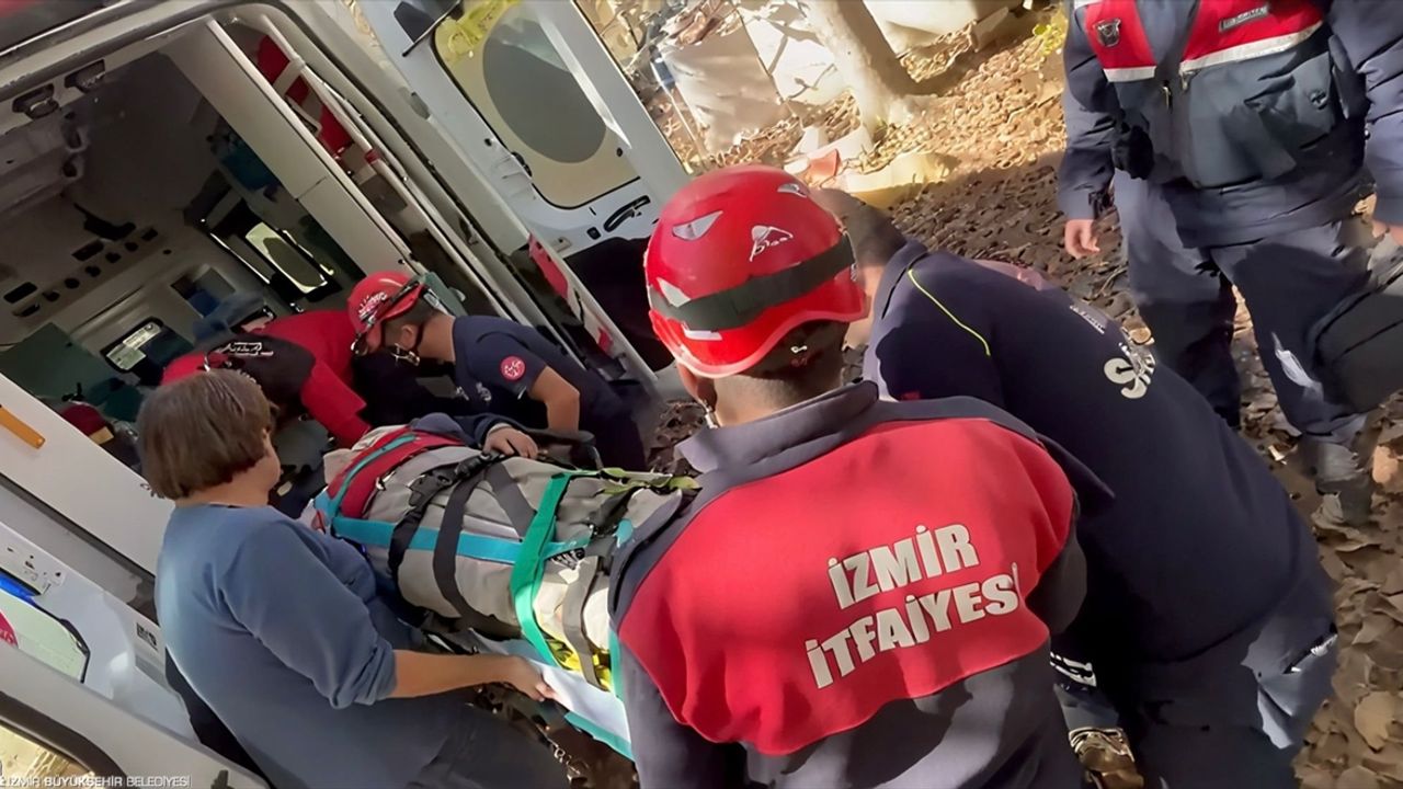 İzmir'de kuyuya düşen Halik Tüysüz'ü itfaiye kurtardı