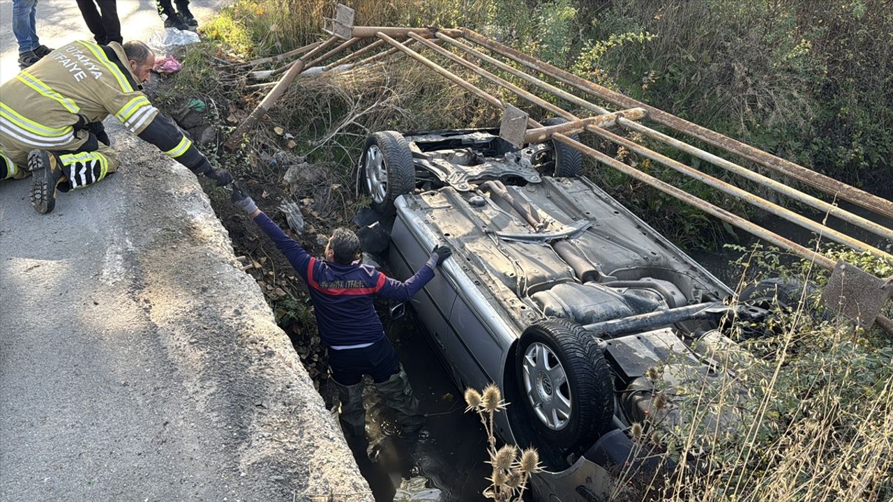 Kütahya'da otomobil sulama kanalına devrildi, sürücü yaralandı