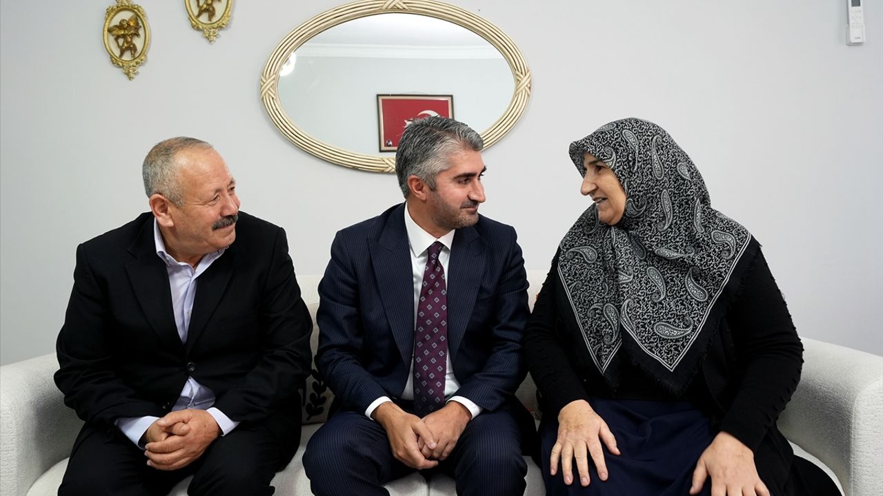 Aile ve Sosyal Hizmetler Bakan Yardımcısı Tarıkdaroğlu'ndan şehit ailesine ziyaret