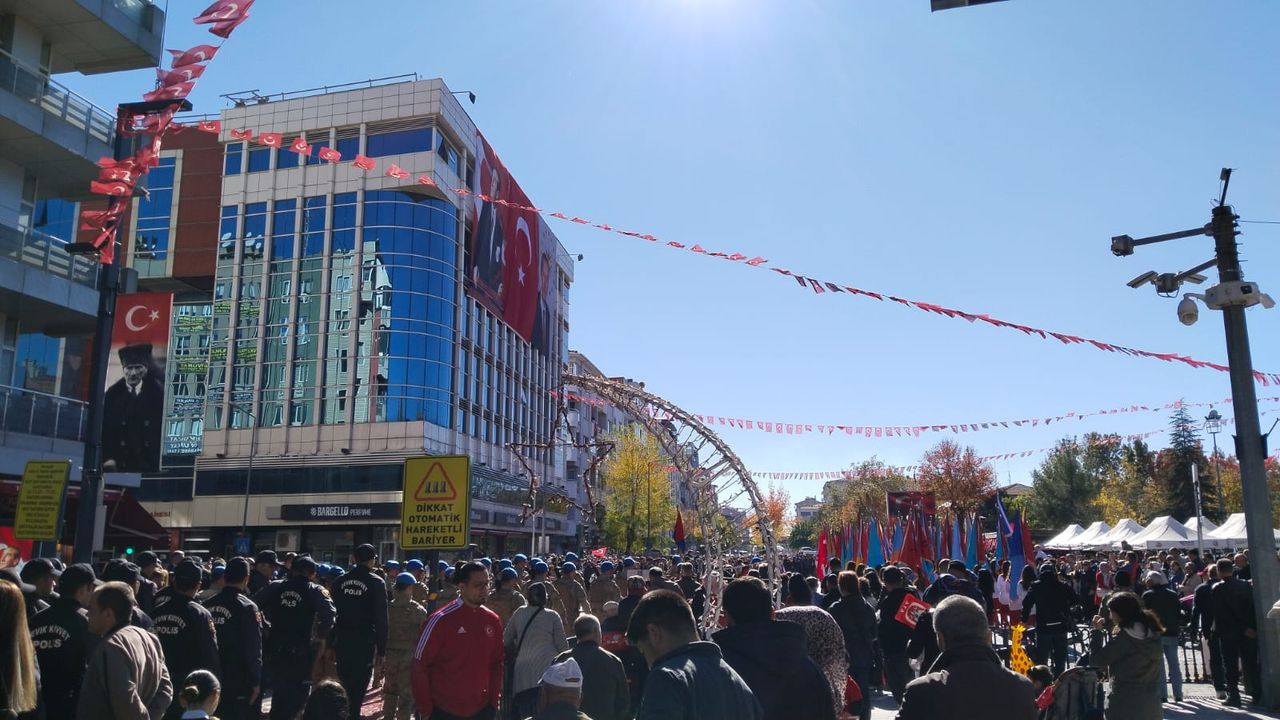 Uşak'ta Cumhuriyetin 102'inci yılı coşkuyla kutlandı