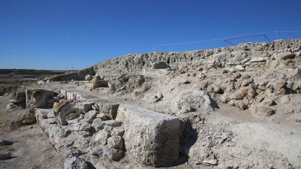 Eşme'nin komşusu Denizli Çal'da 4500 yıl önce yanan eve rastlandı