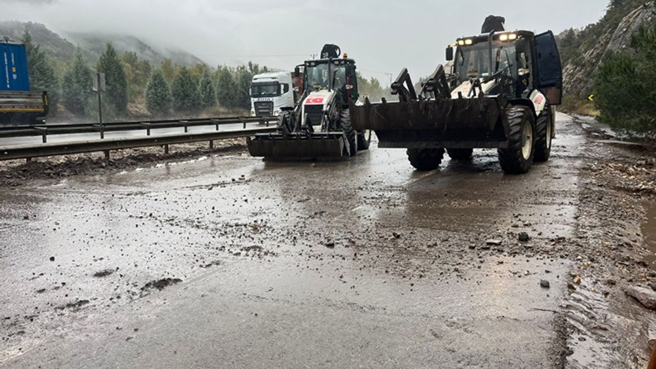 Uşak ve İstanbul arasında önemli bir nokta olan Bilecik'te sel ulaşımı aksattı