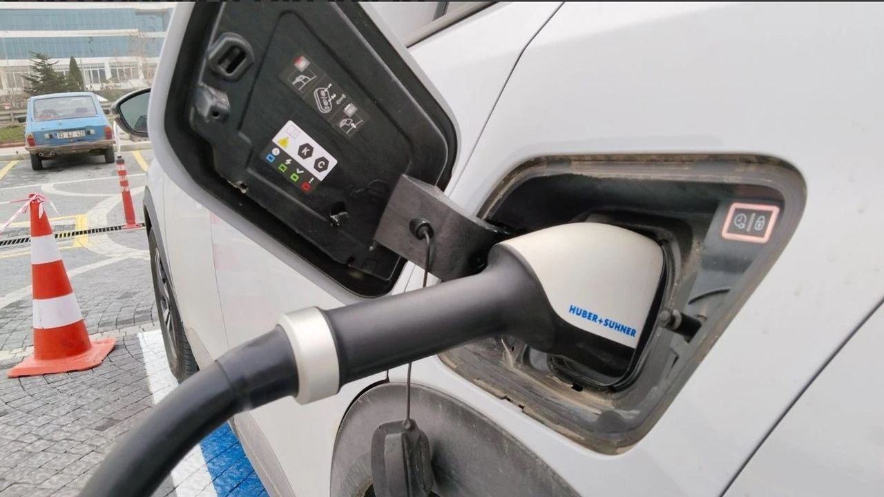 Uşak'ta elektrikli otomobilini evinde şarj edenler bir tık fazla fatura ödeyecekler