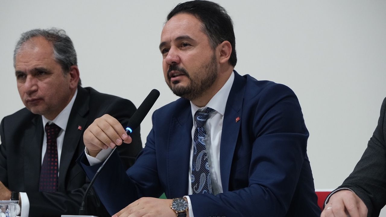 AK Parti Uşak İl Başkanı Himmet Yaşar: Sizi tutan mı var, hadi hizmet üretin!