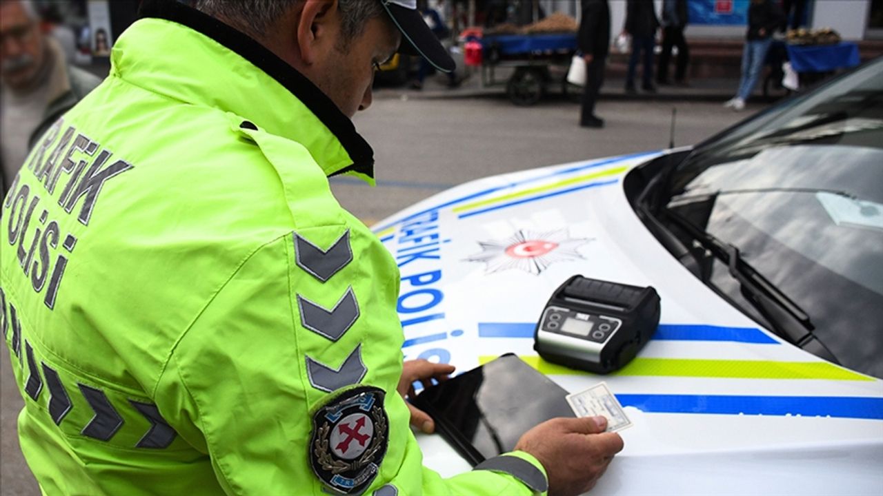İzmir'de korsan taksiden asılsız yardım çağrısında bulunulmasıyla ilgili sürücü ve yolcuya ceza