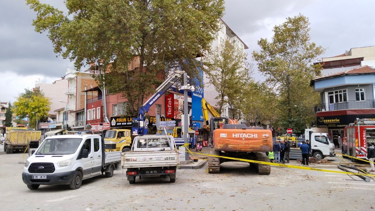 Uşak çay kenarı kavşağındaki çalışma bitti! Sular yavaş yavaş konutlarda akmaya başlayacak!