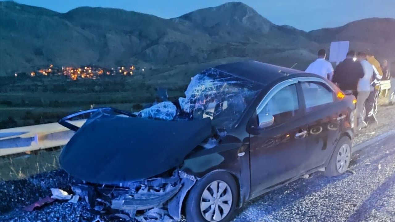 Afyonkarahisar'da tır ile otomobil çarpıştı, 4 yaralı!