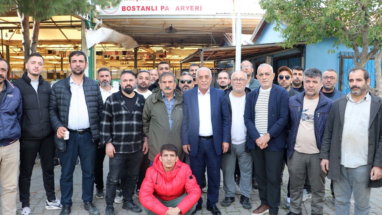 İzmir'de pazarcılardan tekstil fuarını nöbeti!