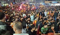 Uşak'ta Galatasaray taraftarının dört dörtlük şampiyonluk yürüyüşü!