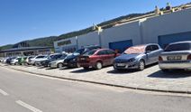 Gediz'deki bu tesisin otoparkında çok fazla Uşak plakalı araç var