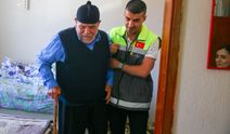 Uşak'ta kapı kapı gezip ihtiyacı olan vatandaşlara destek oluyorlar