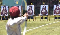Kütahya Okmeydanı'nda yapılan turnuvaya katılan okçular, kıyasıya mücadele etti
