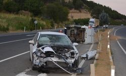 Uşak'ta iki otomobilin çarpışması sonucu sürücüler yaralandı
