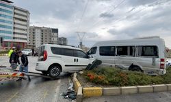 Uşak'ta minibüs ile hafif ticari aracın çarpıştığı kazada 11 kişi yaralandı