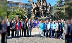 Uşak İYİ Parti, 5. yıl nedeniyle Atatürk Anıtına çelenk bıraktı