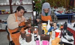 Anne kız taş tozu döküm kursunda meslek öğreniyor