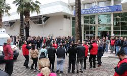 İzmir Büyükşehir Belediyesine bağlı İZELMAN çalışanları 3 saat iş bıraktı