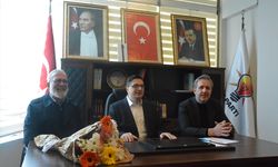 AK Parti milletvekili adayı oyuncu Yenişehirlioğlu seçim startını Akhisar'dan verdi