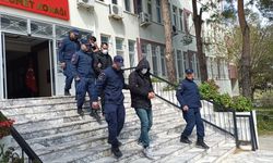 İzmir'de Göçmen Kaçakçılığı Yapan 4 Kişi Tutuklandı, 156 Göçmen Yakalandı
