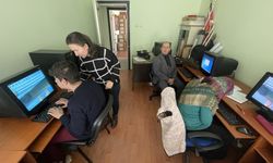 Depremzede öğretmen  görme engellilere bilgisayar öğretiyor