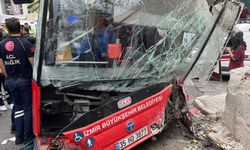 İzmir'de Belediye Otobüsü Duvara Çarptı; 10 Yaralı